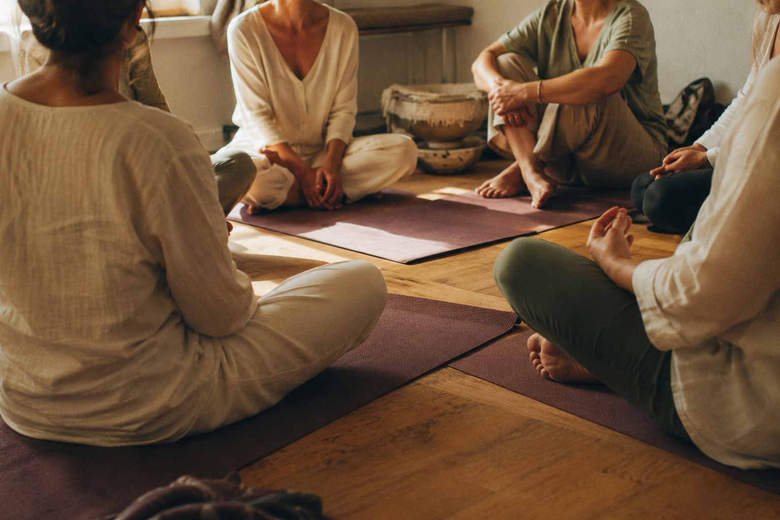 Groupe en cercle, cours de yoga collectif Respire
