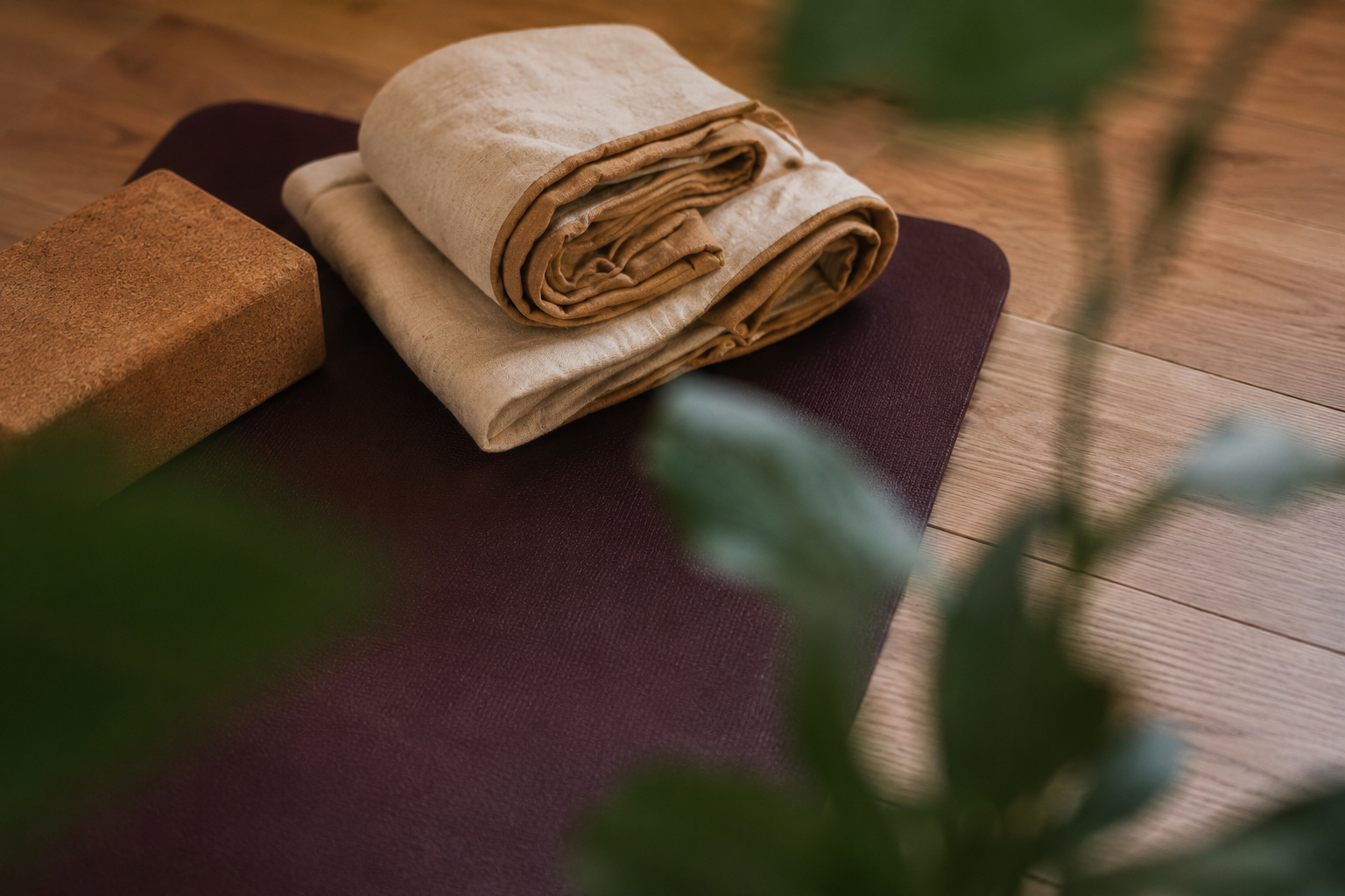 Matériel de yoga — tapis, bloc, plaid