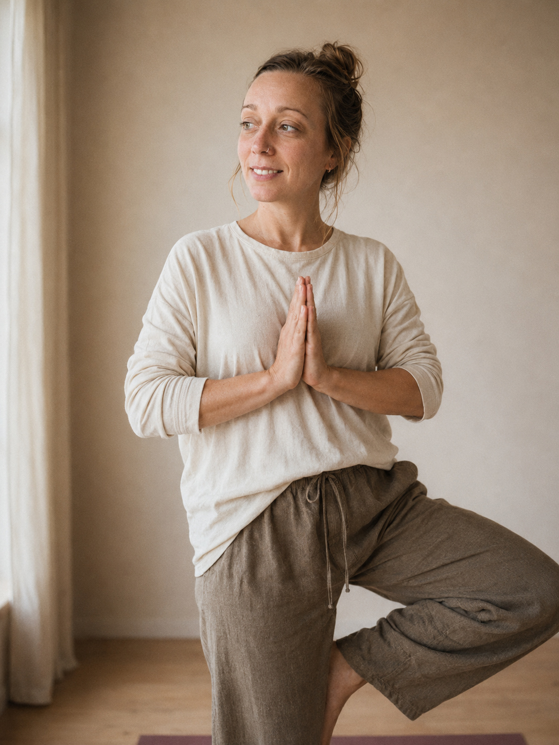 Myriam en posture de l'arbre, cours de yoga à Cépet